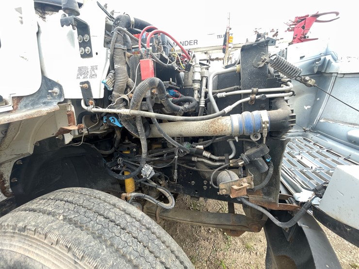 #1466-•-2003-chevrolet-c7500-fuel-and-lube-truck-(has-wy-title)-image-45