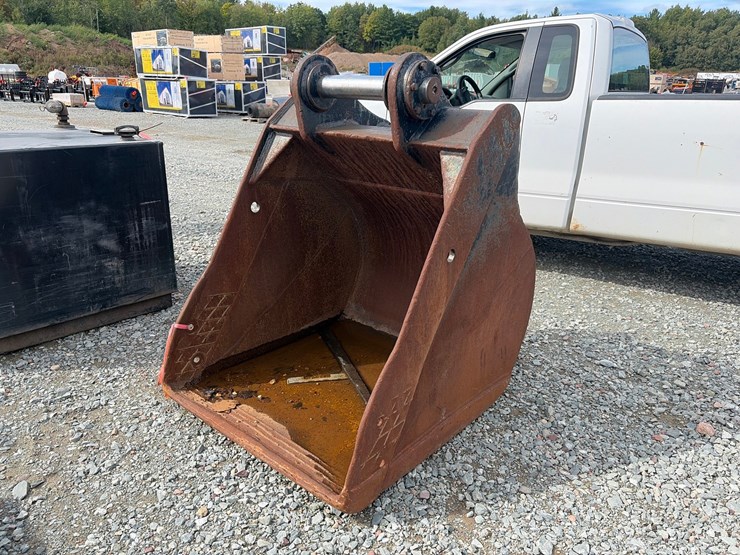 #6718-•-approx.-43"-excavator-bucket-image-1