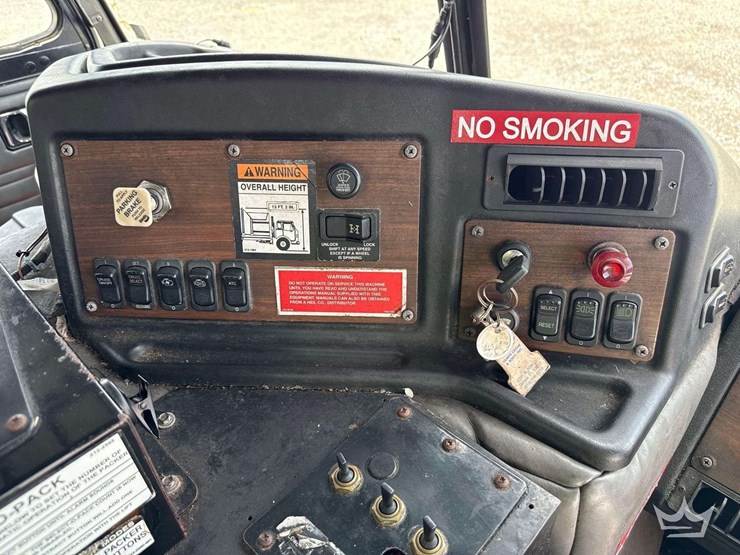 2014-peterbilt-320-image-27
