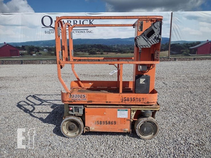 2011-jlg-1230es-image-1