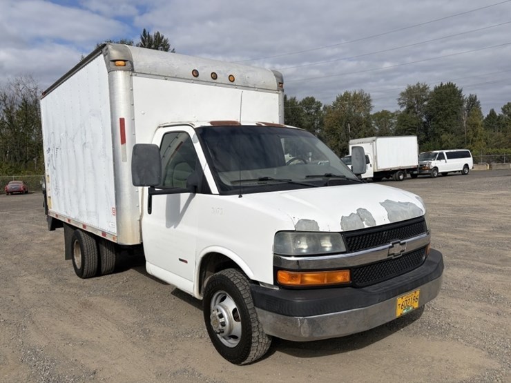 2006-chevrolet-express-box-truck-image-2