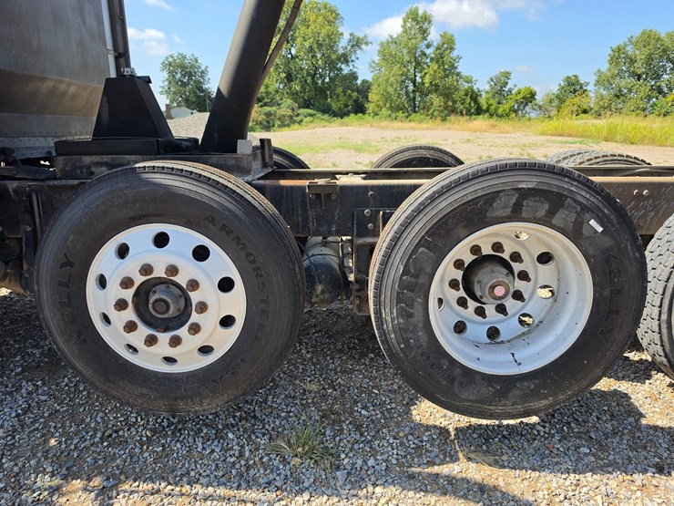 2005-peterbilt-379-image-47