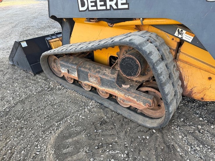 2012-deere-323d-image-16