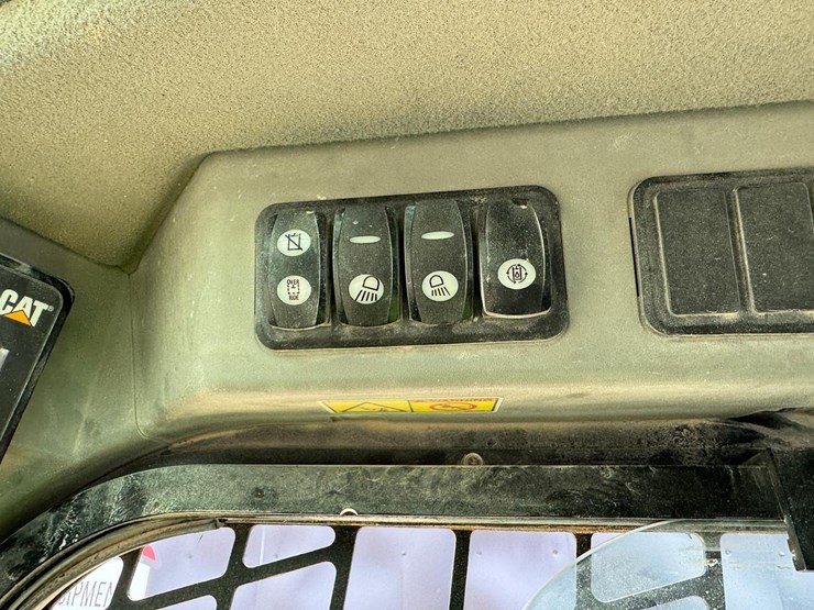 2017-caterpillar-259d-image-26