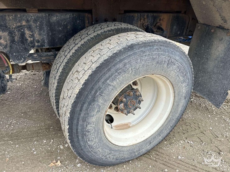 2018-freightliner-m2-106-image-40