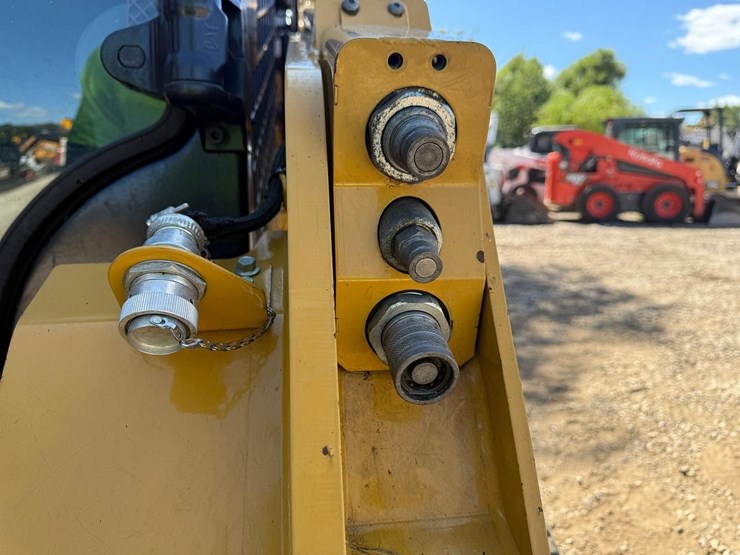 2023-caterpillar-259d3-image-11