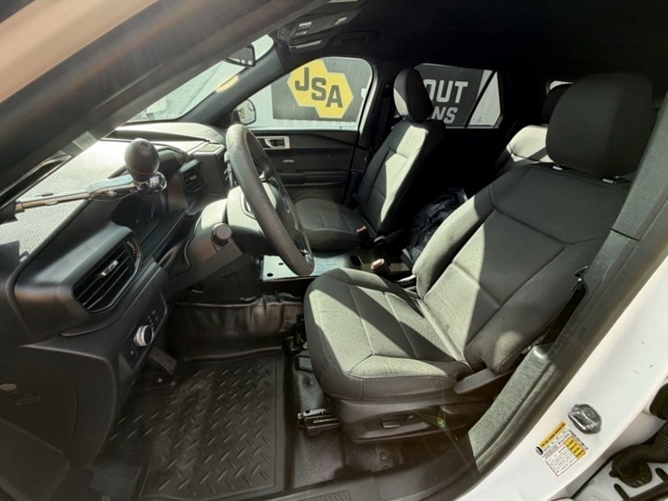 2020-ford-explorer-image-25