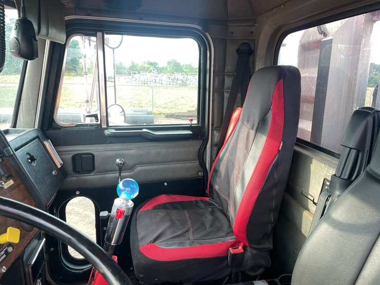 1999-peterbilt-379-image-43