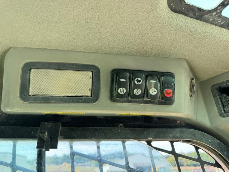 2017-caterpillar-259d-image-30