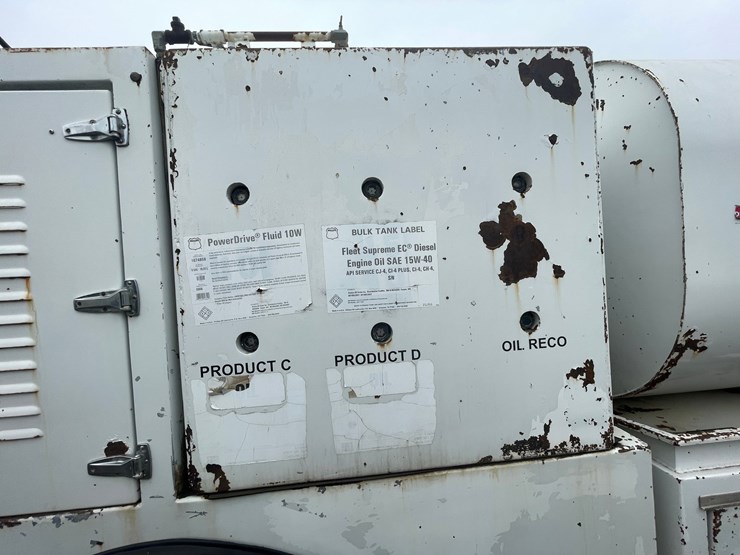 #1466-•-2003-chevrolet-c7500-fuel-and-lube-truck-(has-wy-title)-image-35