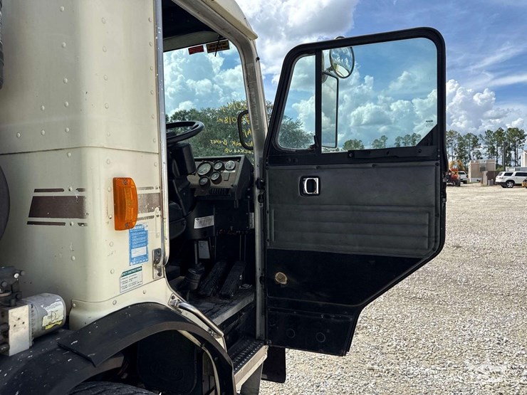 2014-peterbilt-320-image-23