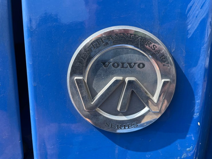 #1465-•-2007-volvo-ds-999-sleeper-cab-truck-tractor-(has-mn-title)-image-18