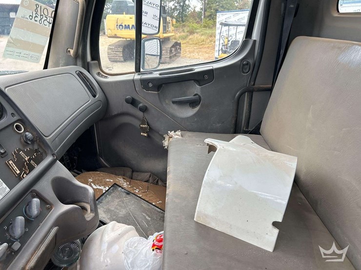 2018-freightliner-m2-106-image-17