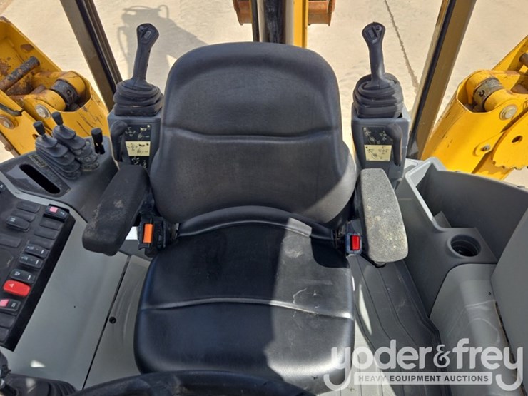 2019-caterpillar-420f2-image-55