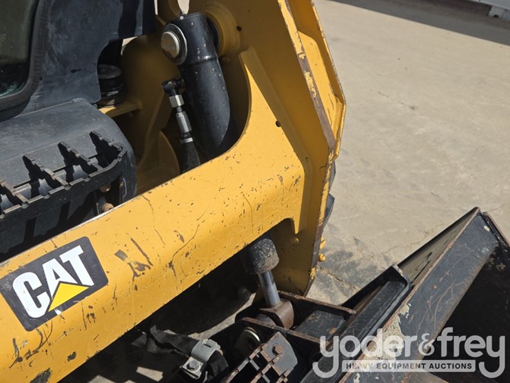 2019-caterpillar-226d-image-17