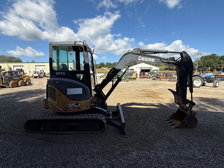 2005-deere-35d-image-5