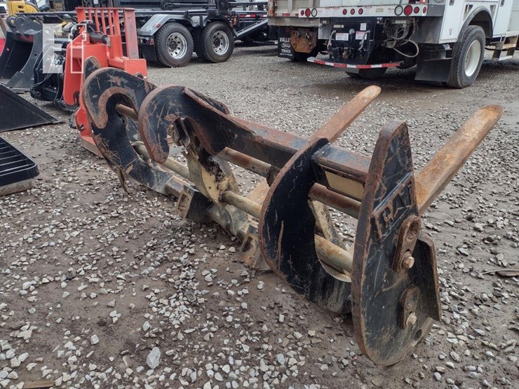 cat-adj.-wheel-loader-forks-image-2