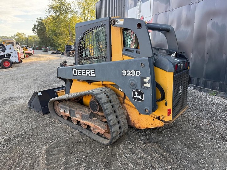 2012-deere-323d-image-2