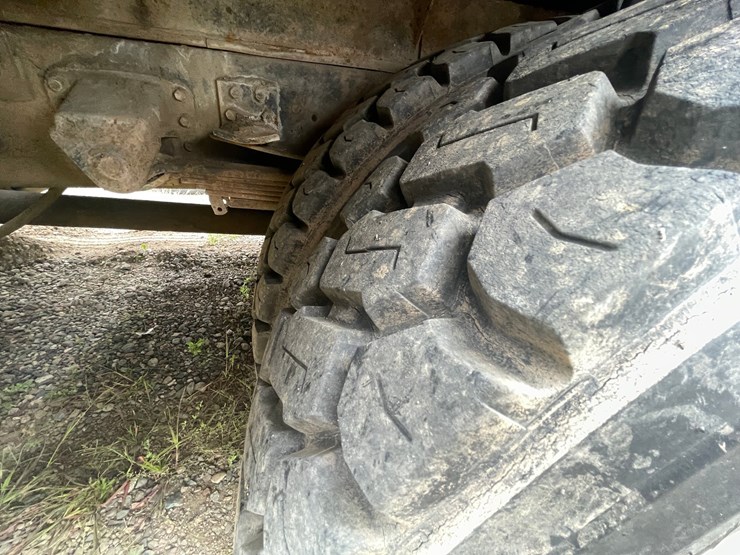 #1466-•-2003-chevrolet-c7500-fuel-and-lube-truck-(has-wy-title)-image-16