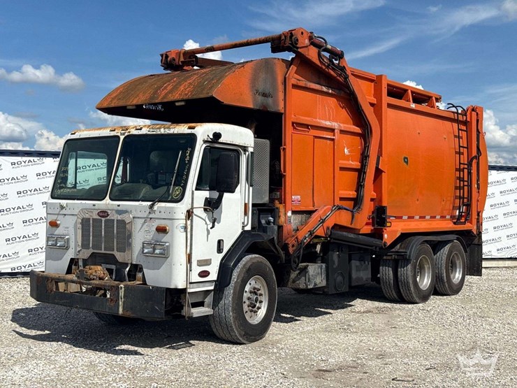 2014-peterbilt-320-image-1