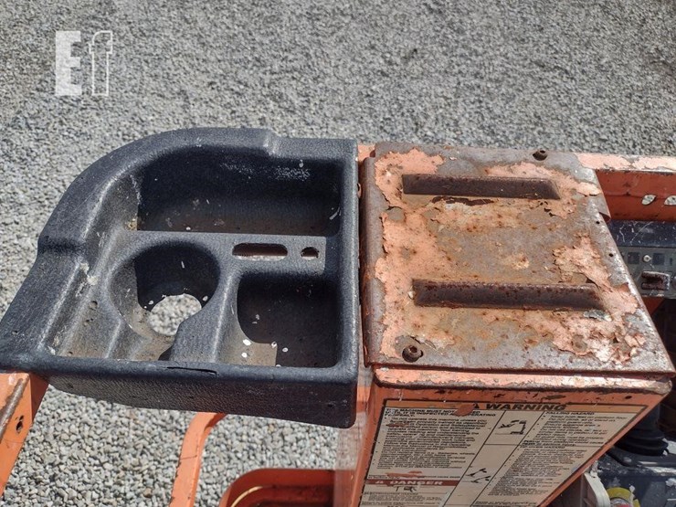 2011-jlg-1230es-image-23