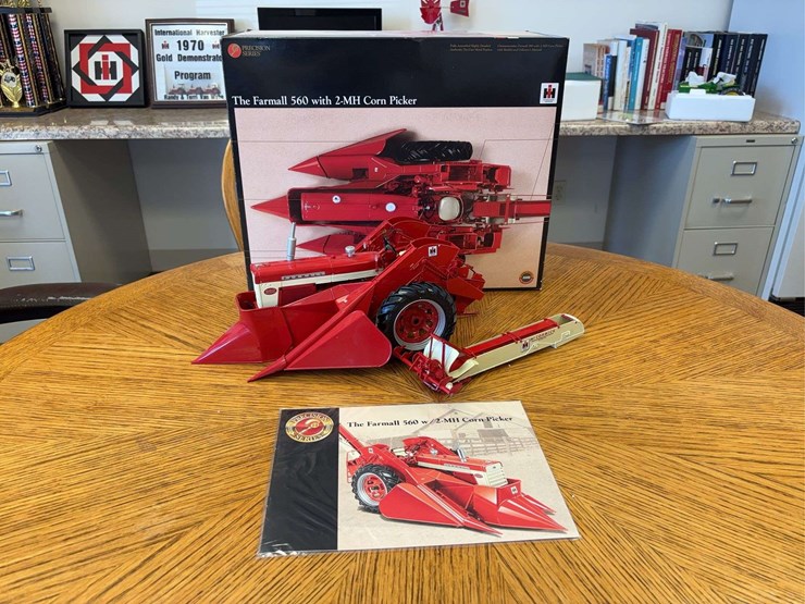 1/16-farmall-560-with-2-mh-corn-picker-precision-series-#14-image-1