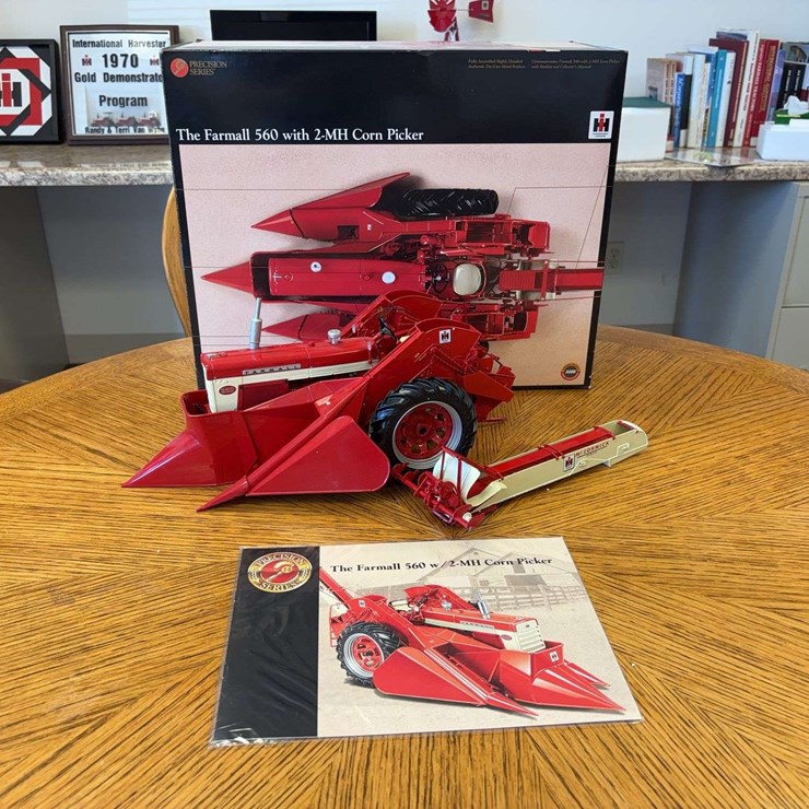 1/16 Farmall 560 with 2-MH Corn Picker Precision Series #14
