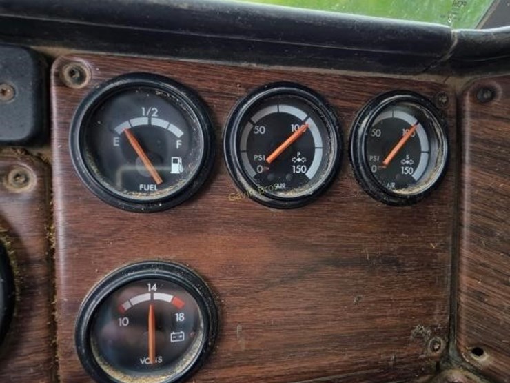 1999-freightliner-fld112-image-13
