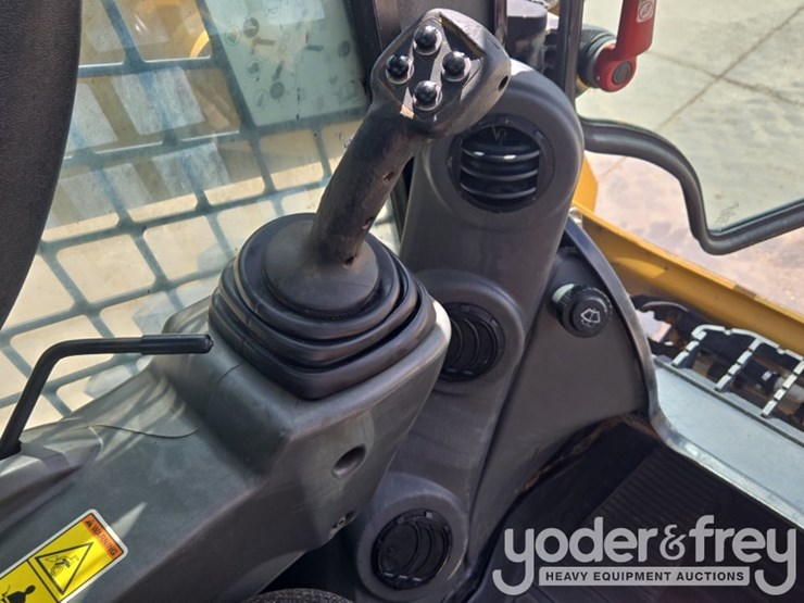 2019-caterpillar-226d-image-45