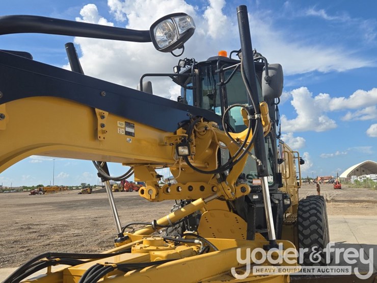2015-caterpillar-140m3-awd-image-19