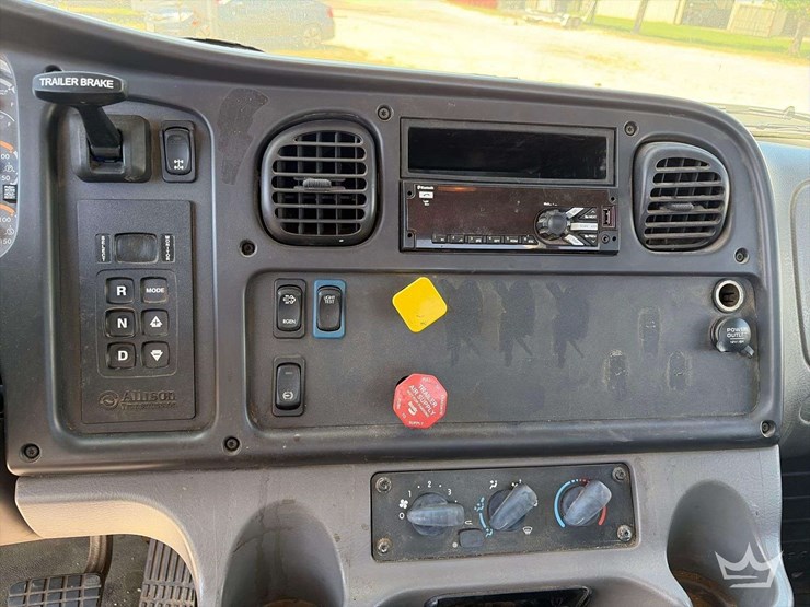 2018-freightliner-m2-106-image-7