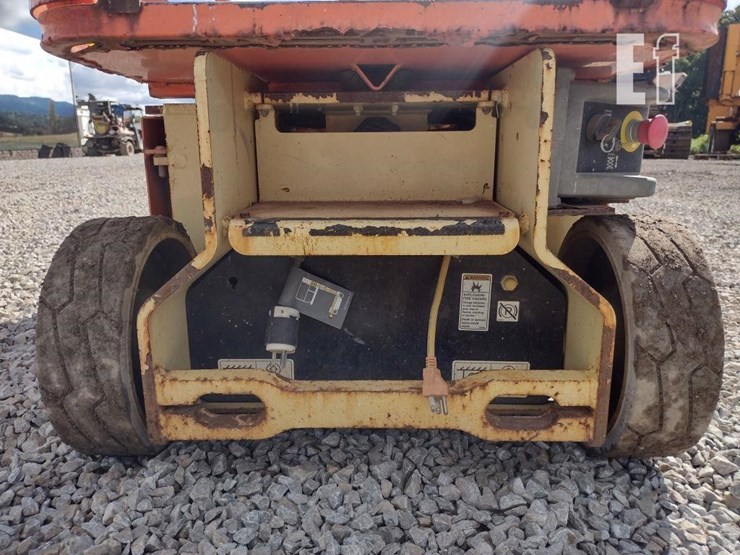 2011-jlg-1230es-image-15