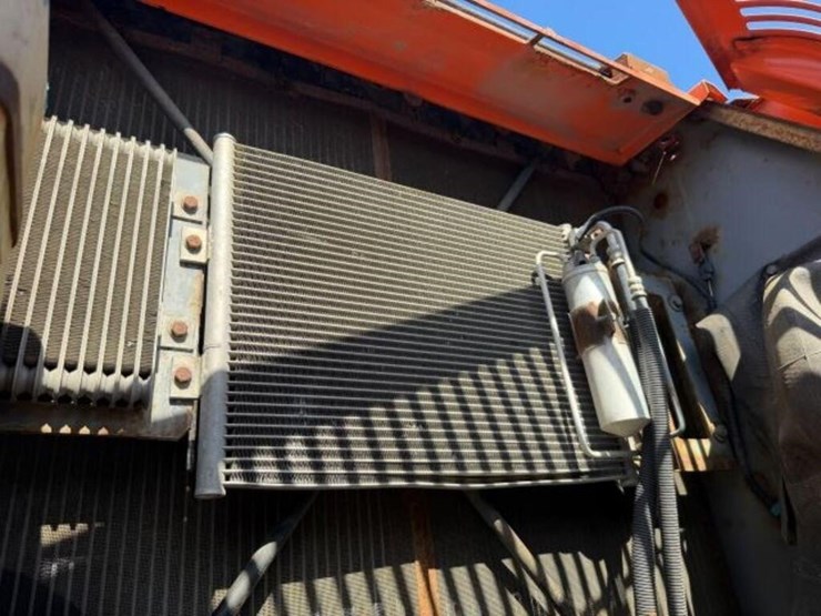 2014-hitachi-zx220w-3-image-32