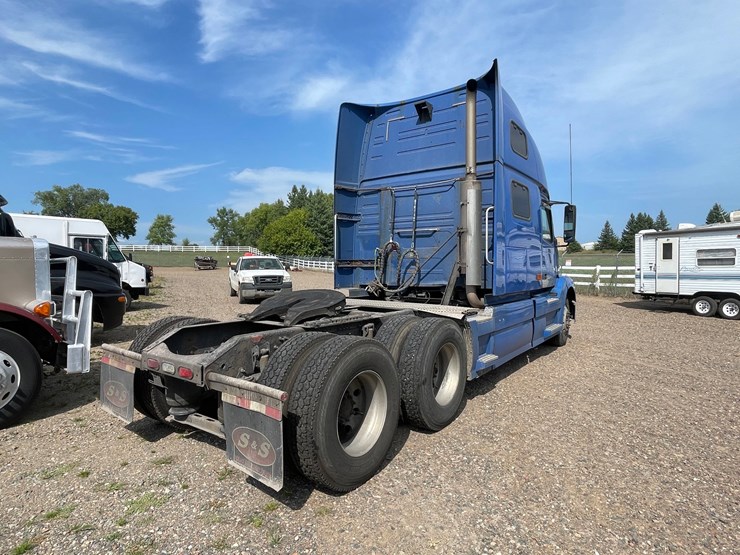 #1465-•-2007-volvo-ds-999-sleeper-cab-truck-tractor-(has-mn-title)-image-5