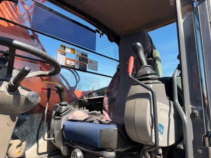 2014-hitachi-zx220w-3-image-16