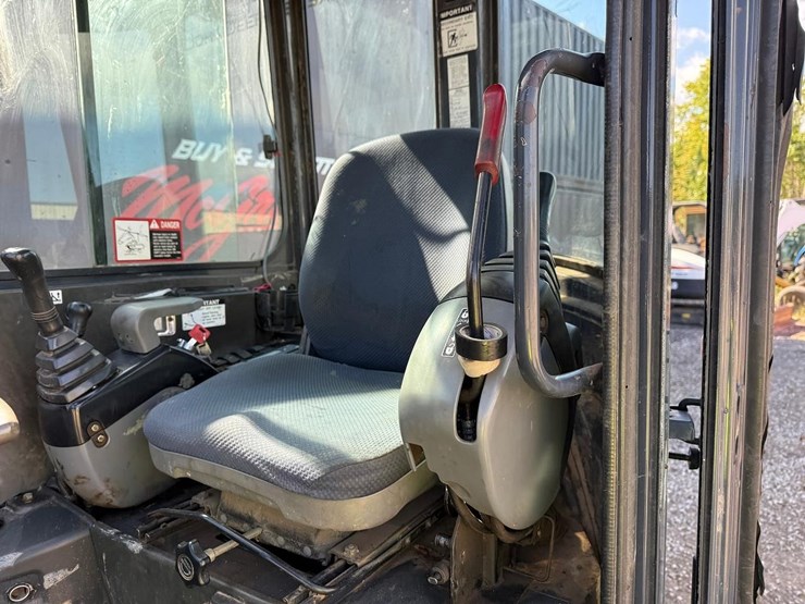 2005-deere-35d-image-18