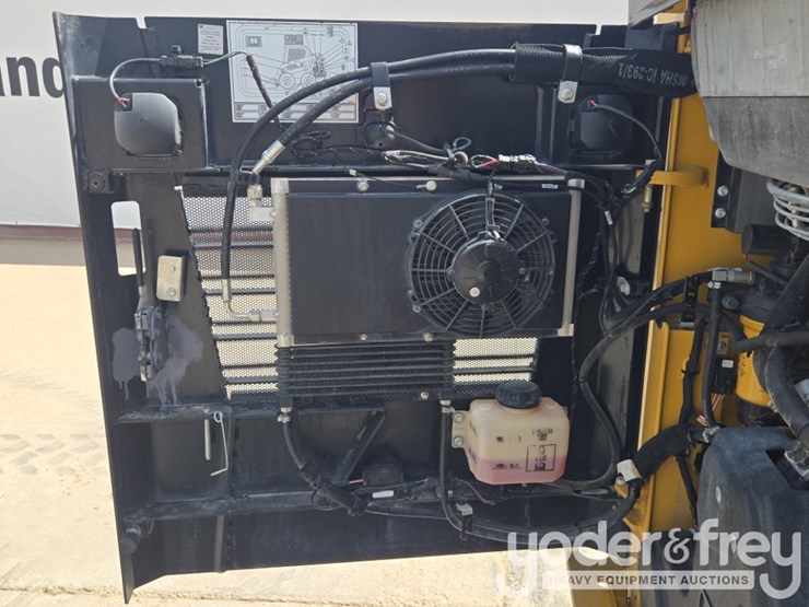 2019-caterpillar-226d-image-28