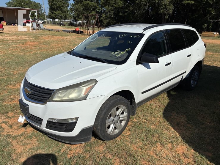 2016-chevrolet-traverse-ls-image-1