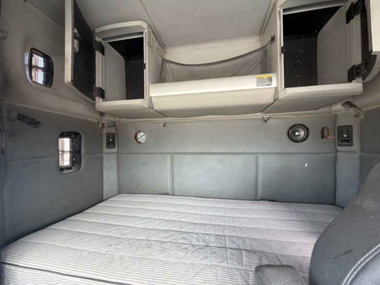 2015-kenworth-t880-image-12