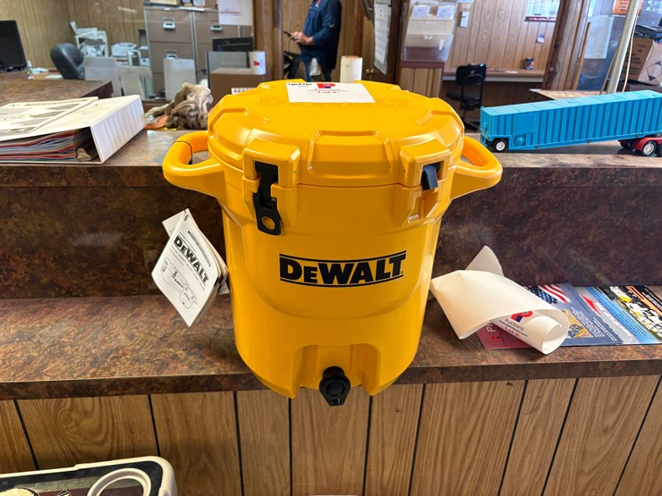 unused-dewalt-5-gallon-water-cooler-image-1