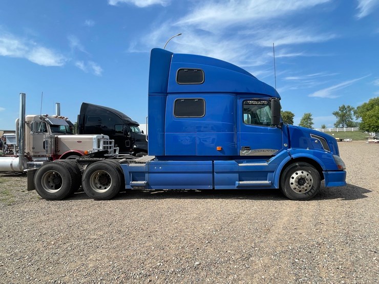 #1465-•-2007-volvo-ds-999-sleeper-cab-truck-tractor-(has-mn-title)-image-6