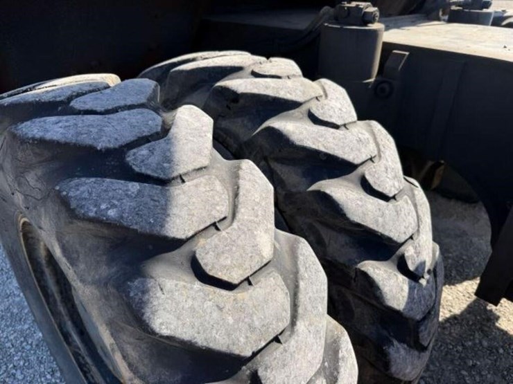 2014-hitachi-zx220w-3-image-47