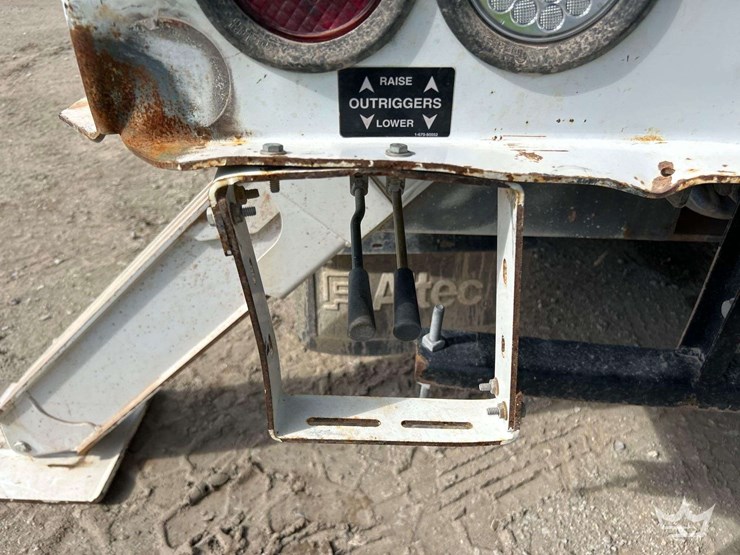 2019-freightliner-m2-106-image-24