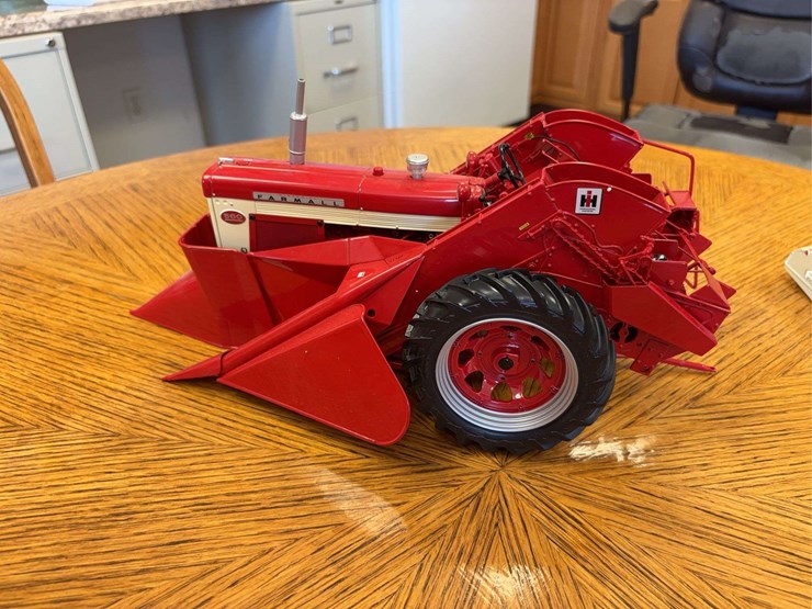 1/16-farmall-560-with-2-mh-corn-picker-precision-series-#14-image-14