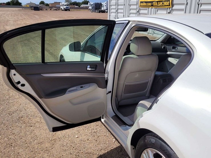 2015-infiniti-q40-sedan-4d-image-9