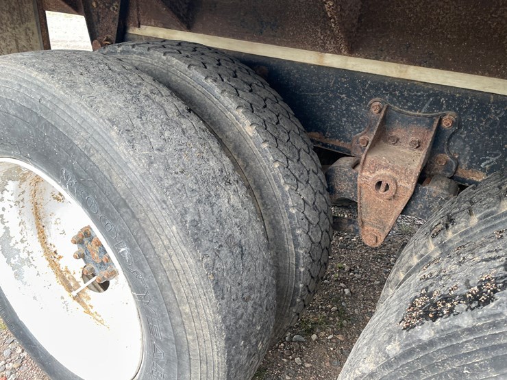 #1451-•-1979-international-f2275-grain-truck-(has-mn-title)-image-12