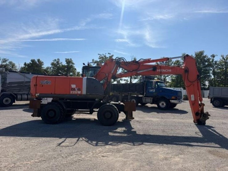 2014-hitachi-zx220w-3-image-2