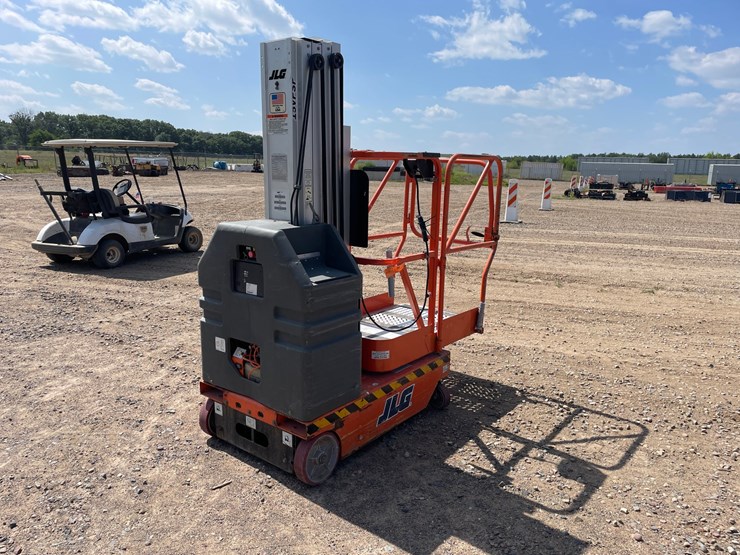#1001-•-2002-jlg-15vpsp-man-lift-image-4