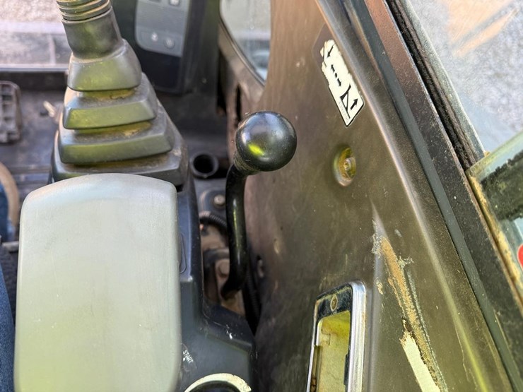 2005-deere-35d-image-23