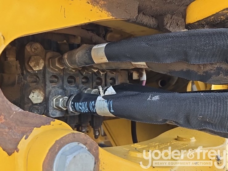 2019-caterpillar-420f2-image-31